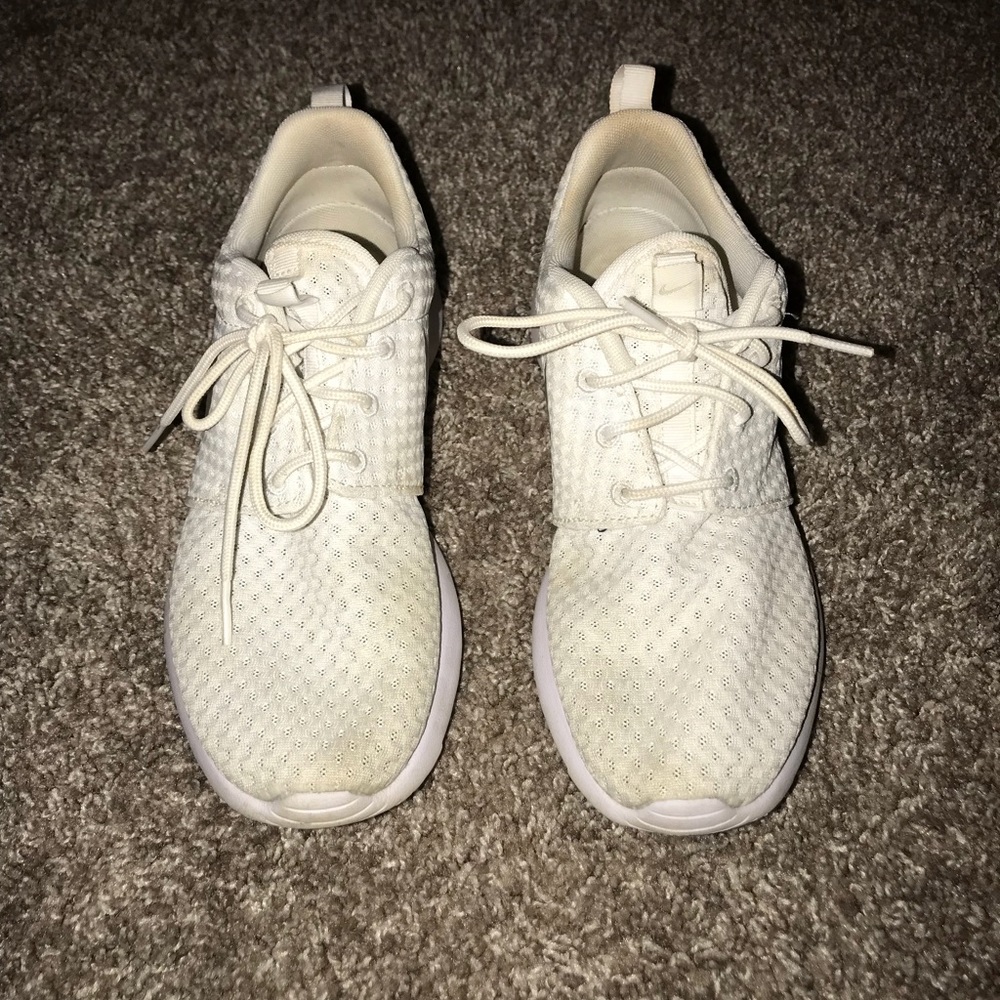 White Nike Roches - Picture 2 of 5